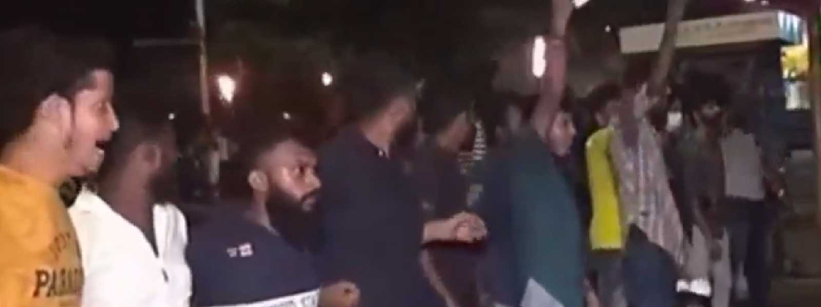 අන්තරේ විරෝධයට කැලණියේදී ජල හා කදුළු ගෑස් ප්‍රහාර.